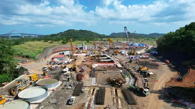 To construct a starter shaft for the tunnel boring machine, Bauer Panama is carrying out extensive diaphragm wall and jet grouting work.